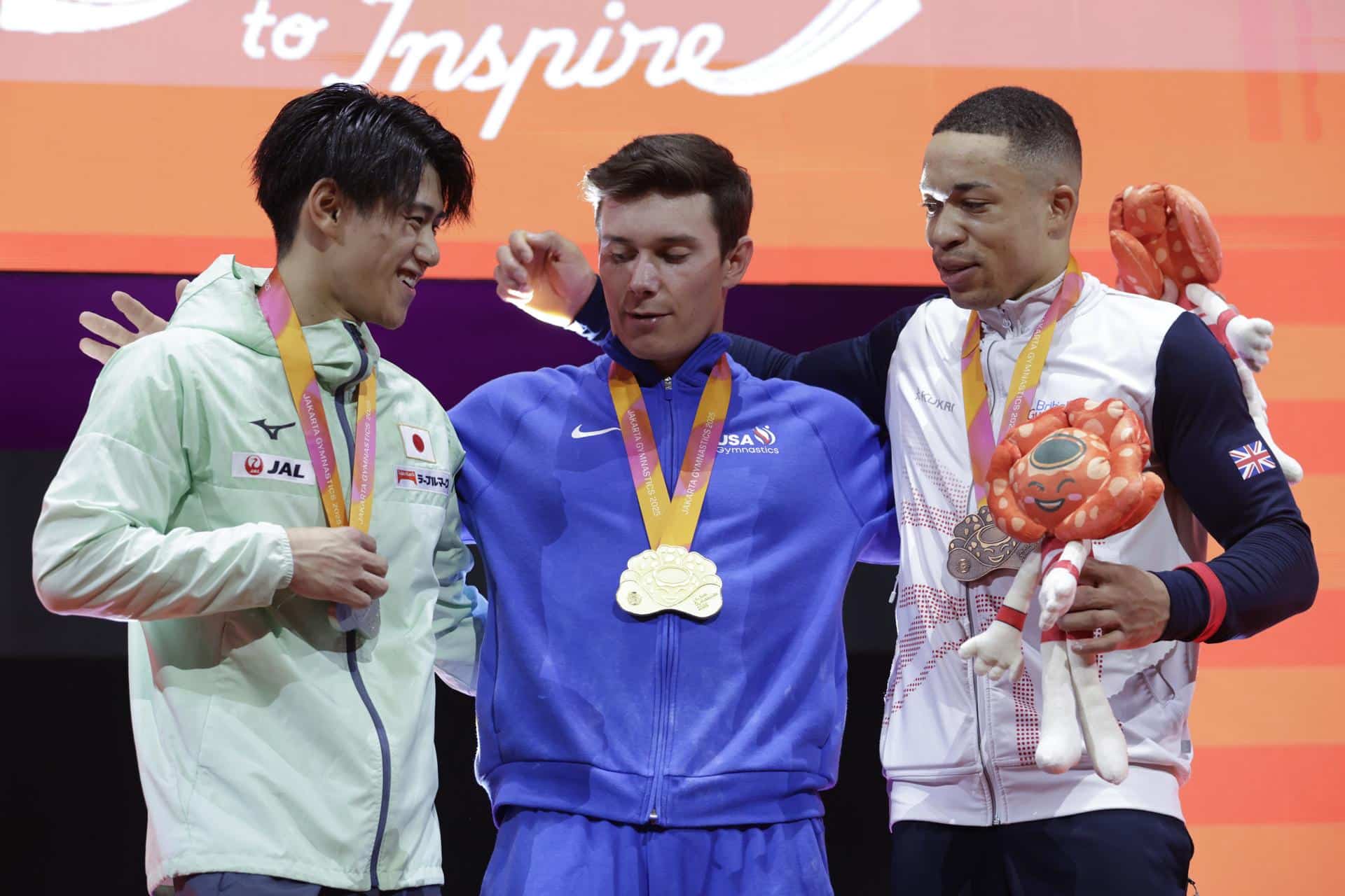 El podio con el japonés Daiki Hashimot, plata, el estadounidense Brody Malone, oro, y el británico Joe Fraser, bronce, en la Copa del Mundo de gimnasia, Yakarta, Indonesia. EFE/EPA/MAST IRHAM