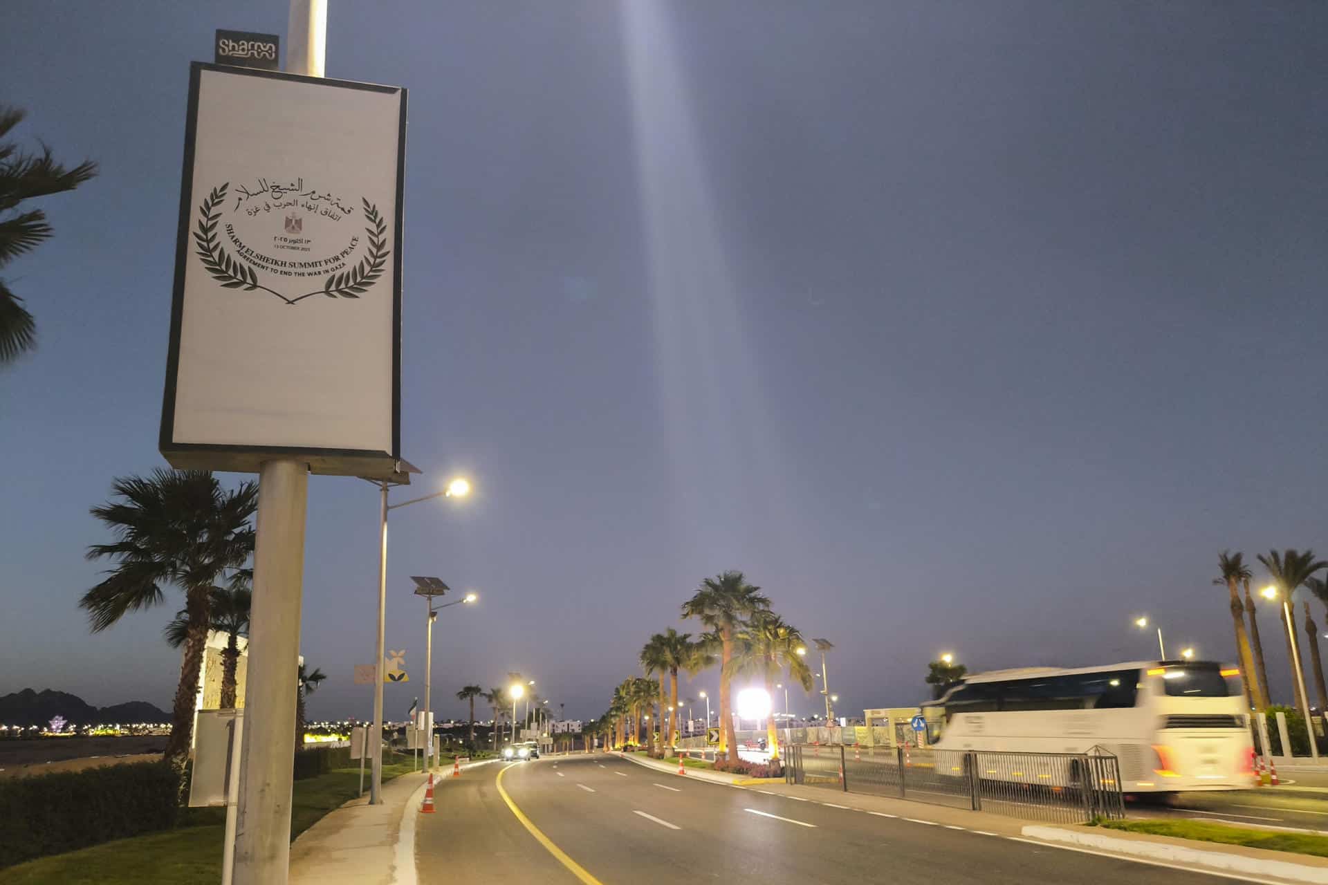 Imagen de la ciudad egipcia de Sharm el Sheij, a orillas del mar Rojo y también llamada "la ciudad de la paz", del 12 de octubre de 2025, donde hoy se firma el acuerdo de paz para Gaza, que presidirá el presidente estadounidense, Donald Trump, y su homólogo egipcio, Abdelfatah al Sisi. Egipto ha sido recurrente escenario desde hace décadas de cumbres que en algunos casos resultaron cruciales para acuerdos decisivos en Oriente Medio, y en particular para Palestina. EFE/ Isaac J. Martín