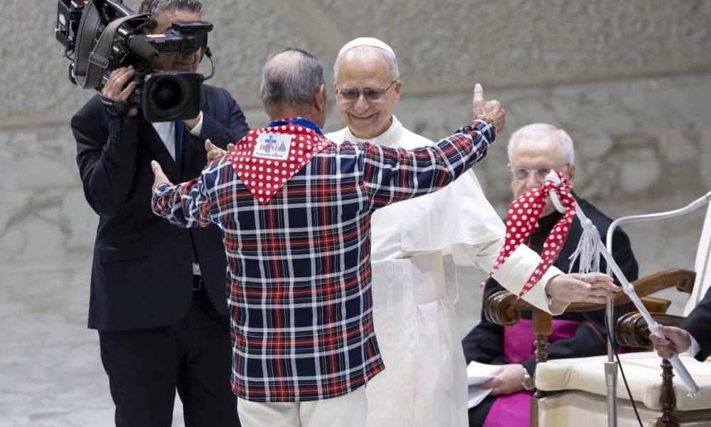 El papa León XIV abraza a uno de los participantes en el Jubileo de los gitanos, sinti y caminantes, que se ha celebrado este 18 de octubre en el Vaticano. EFE/EPA/MASSIMO PERCOSSI