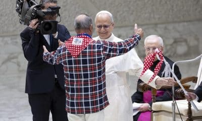 El papa León XIV abraza a uno de los participantes en el Jubileo de los gitanos, sinti y caminantes, que se ha celebrado este 18 de octubre en el Vaticano. EFE/EPA/MASSIMO PERCOSSI