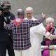 El papa León XIV abraza a uno de los participantes en el Jubileo de los gitanos, sinti y caminantes, que se ha celebrado este 18 de octubre en el Vaticano. EFE/EPA/MASSIMO PERCOSSI