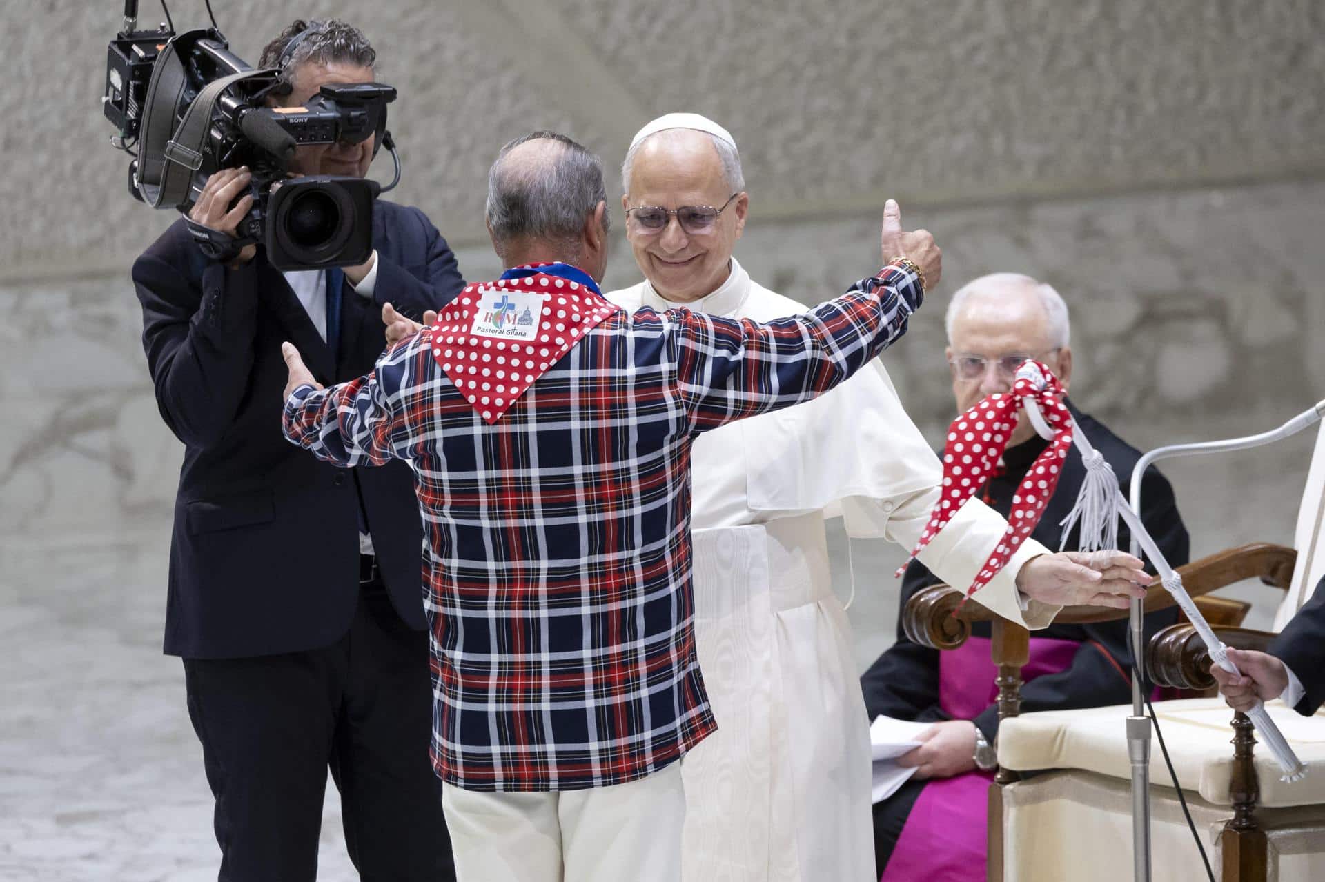El papa León XIV abraza a uno de los participantes en el Jubileo de los gitanos, sinti y caminantes, que se ha celebrado este 18 de octubre en el Vaticano. EFE/EPA/MASSIMO PERCOSSI