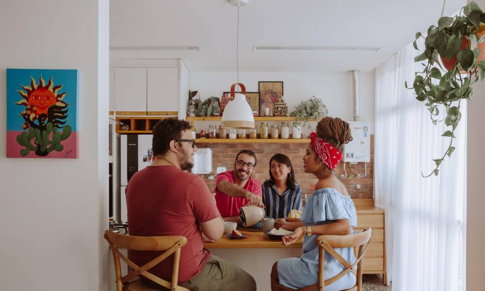 Fotografía sin fecha especifica de toma cedida por Airbnb que muestra personas en una propiedad de renta corta. EFE/ Airbnb /SOLO USO EDITORIAL/NO VENTAS/SOLO DISPONIBLE PARA ILUSTRAR LA NOTICIA QUE ACOMPAÑA (CRÉDITO OBLIGATORIO)