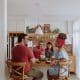 Fotografía sin fecha especifica de toma cedida por Airbnb que muestra personas en una propiedad de renta corta. EFE/ Airbnb /SOLO USO EDITORIAL/NO VENTAS/SOLO DISPONIBLE PARA ILUSTRAR LA NOTICIA QUE ACOMPAÑA (CRÉDITO OBLIGATORIO)