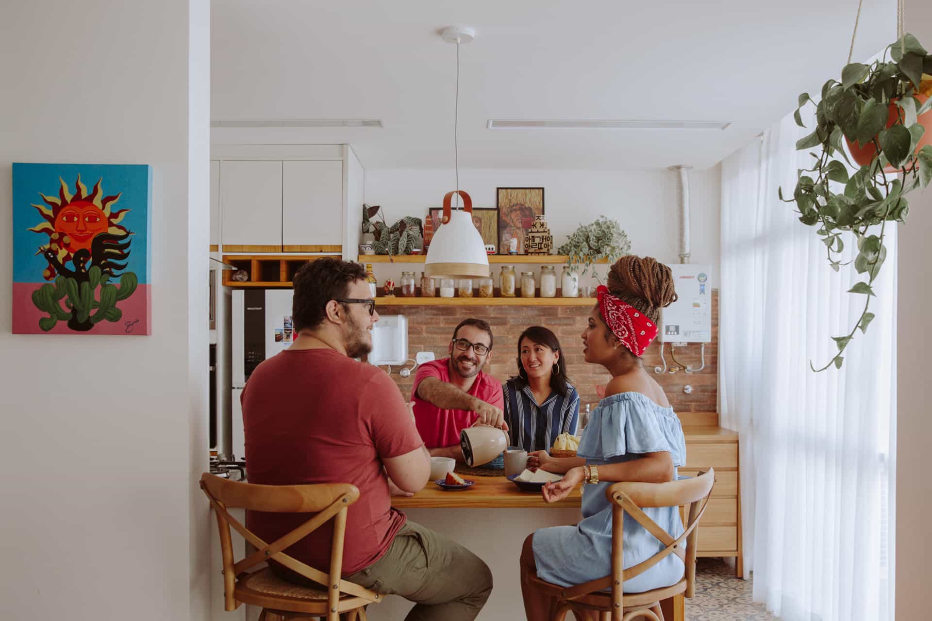 Fotografía sin fecha especifica de toma cedida por Airbnb que muestra personas en una propiedad de renta corta. EFE/ Airbnb /SOLO USO EDITORIAL/NO VENTAS/SOLO DISPONIBLE PARA ILUSTRAR LA NOTICIA QUE ACOMPAÑA (CRÉDITO OBLIGATORIO)