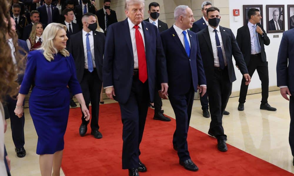 El presidente de Estados Unidos, Donald Trump (2i), es recibido por el presidente israelí, Benjamín Netanyahu (c), este lunes a su llegada a Jerusalén (Israel). EFE/ Parlamento Israelí (Knéset) / ***SOLO USO EDITORIAL/SOLO DISPONIBLE PARA ILUSTRAR LA NOTICIA QUE ACOMPAÑA (CRÉDITO OBLIGATORIO)***