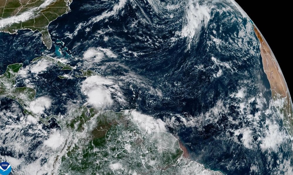 Fotografía satelital cedida por la Oficina Nacional de Administración Oceánica y Atmosférica de Estados Unidos (NOAA), a través del Centro Nacional de Huracanes (NHC), donde se muestra el estado del clima en el Atlántico. EFE/NOAA-NHC /SOLO USO EDITORIAL /NO VENTAS /SOLO DISPONIBLE PARA ILUSTRAR LA NOTICIA QUE ACOMPAÑA /CRÉDITO OBLIGATORIO