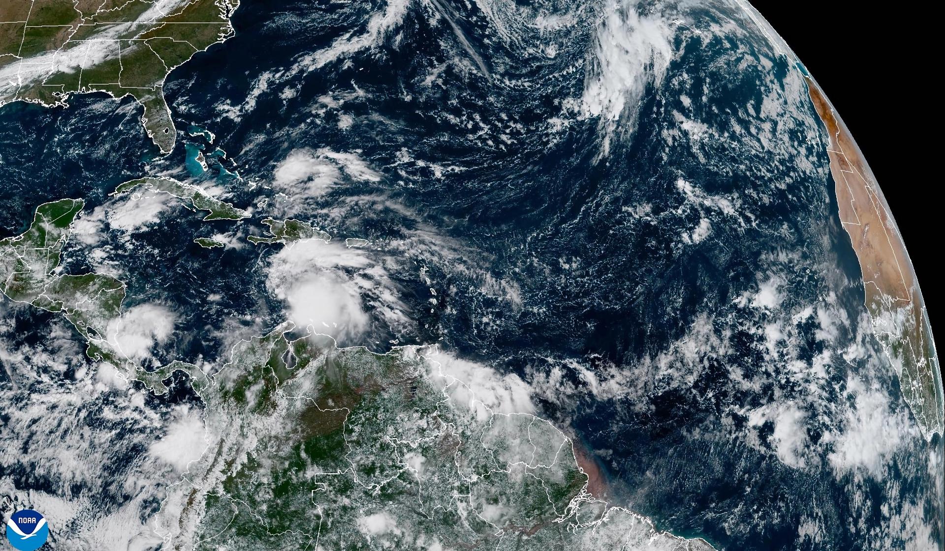 Fotografía satelital cedida por la Oficina Nacional de Administración Oceánica y Atmosférica de Estados Unidos (NOAA), a través del Centro Nacional de Huracanes (NHC), donde se muestra el estado del clima en el Atlántico. EFE/NOAA-NHC /SOLO USO EDITORIAL /NO VENTAS /SOLO DISPONIBLE PARA ILUSTRAR LA NOTICIA QUE ACOMPAÑA /CRÉDITO OBLIGATORIO