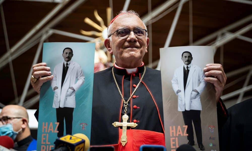 El cardenal venezolano Baltazar Porras sostiene afiches de José Gregorio Hernández, en una fotografía de archivo. EFE/RAYNER PEÑA R.