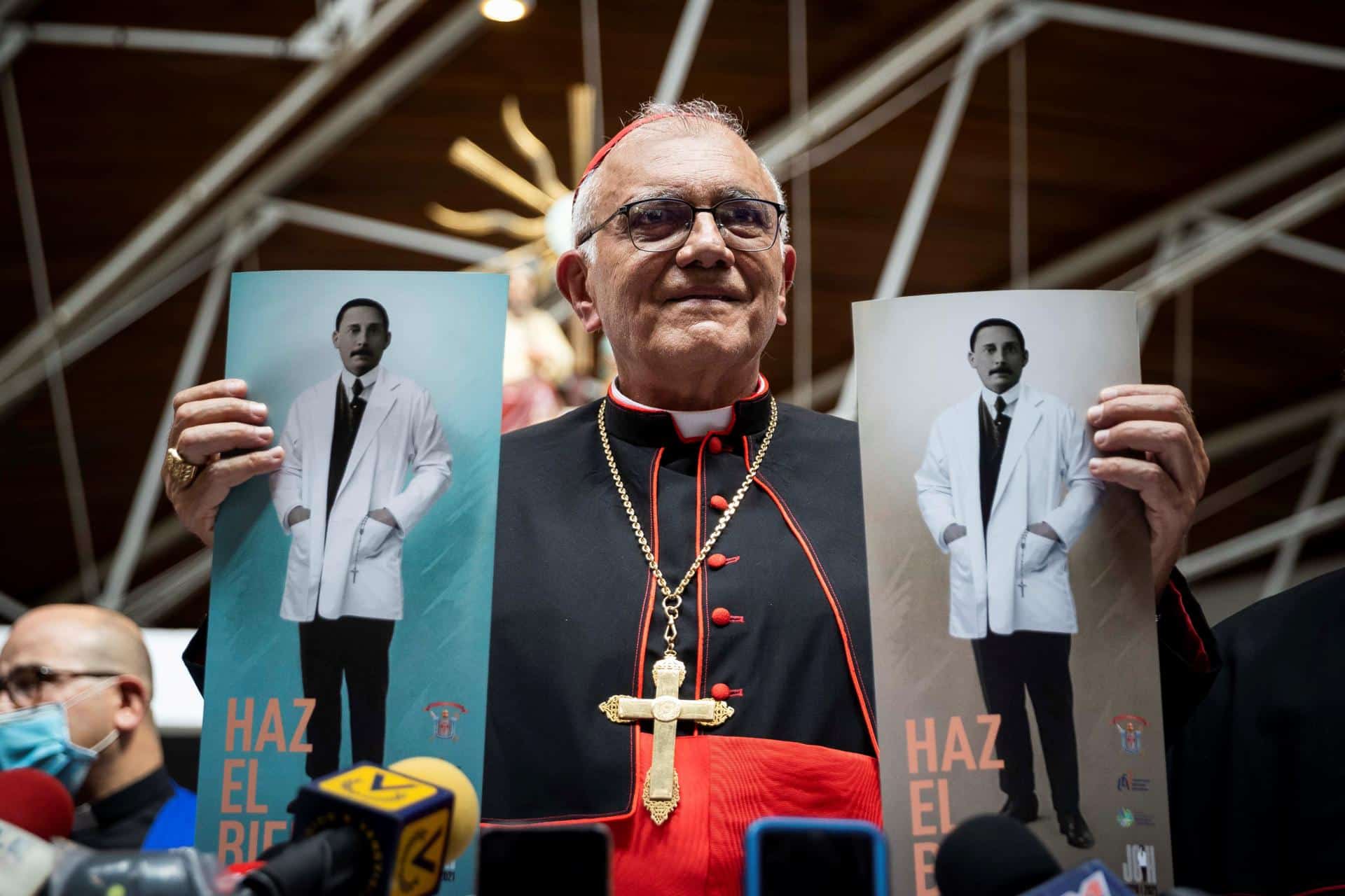 El cardenal venezolano Baltazar Porras sostiene afiches de José Gregorio Hernández, en una fotografía de archivo. EFE/RAYNER PEÑA R.