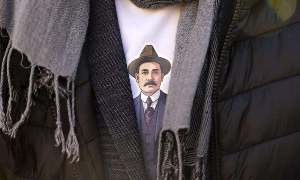 Una persona viste con una foto del nuevo santo venezolano, el médico Jose Gregorio Hernandez EFE/EPA/MASSIMO PERCOSSI