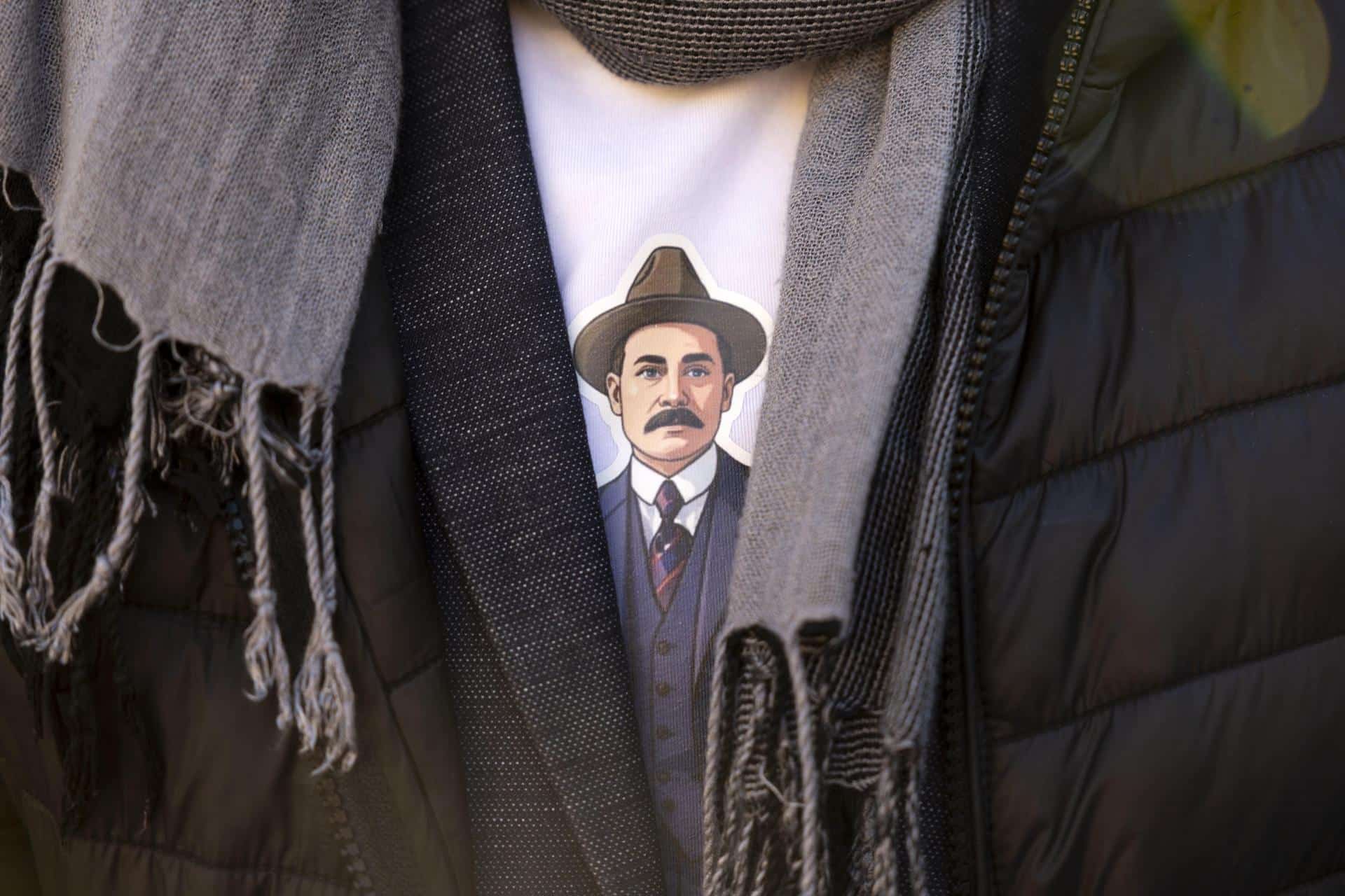 Una persona viste con una foto del nuevo santo venezolano, el médico Jose Gregorio Hernandez EFE/EPA/MASSIMO PERCOSSI