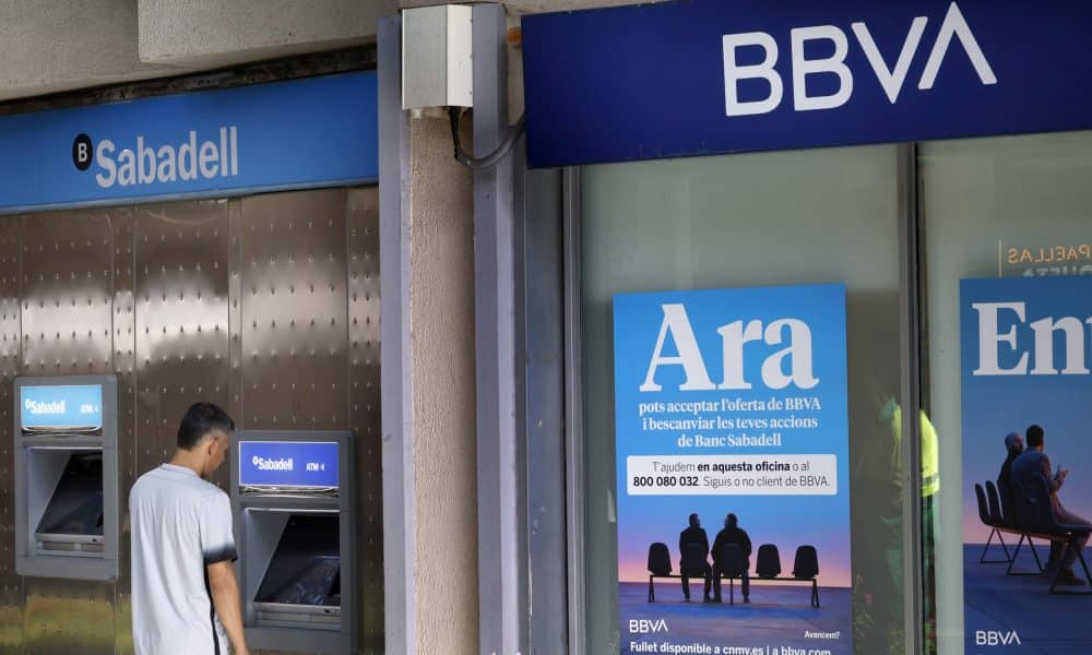 Vista de una oficina del Banco Sabadell junto a otra del BBVA en una calle de Barcelona. EFE/Alberto Estévez