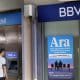 Vista de una oficina del Banco Sabadell junto a otra del BBVA en una calle de Barcelona. EFE/Alberto Estévez