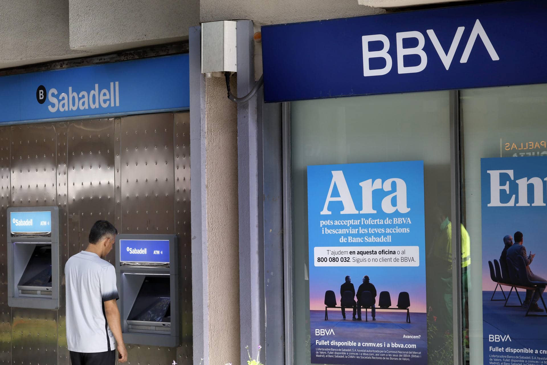 Vista de una oficina del Banco Sabadell junto a otra del BBVA en una calle de Barcelona. EFE/Alberto Estévez