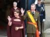 Enrique (d), Gran Duque de Luxemburgo y Maria Teresa (i), Gran Duquesa de Luxemburgo, saludan a su llegada a la ceremonia de abdicación del primero este viernes en el Palacio Gran Ducal en Luxemburgo. EFE/EPA/OLIVIER HOSLET
