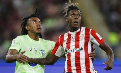 El defensa francés del FC Barcelona, Jules Koundé y el delantero del Athletic Club, Nico Williams, durante el encuentro de semifinales de la Supercopa de España disputada el 8 de enero de 2025 en el estadio Rey Abdullah de Yeda (Arabia Saudí). EFE/ Alberto Estévez