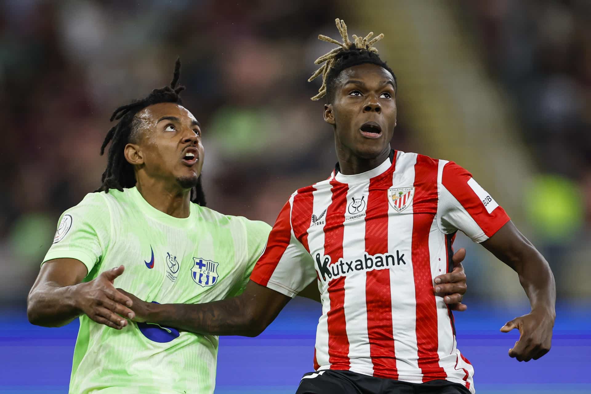 El defensa francés del FC Barcelona, Jules Koundé y el delantero del Athletic Club, Nico Williams, durante el encuentro de semifinales de la Supercopa de España disputada el 8 de enero de 2025 en el estadio Rey Abdullah de Yeda (Arabia Saudí). EFE/ Alberto Estévez