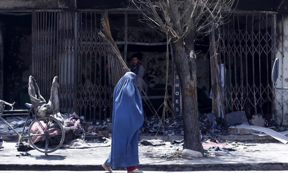 Imagen de archivo de una mujer ataviada con un burka en Kabul. EFE/Hedayatullah Amid