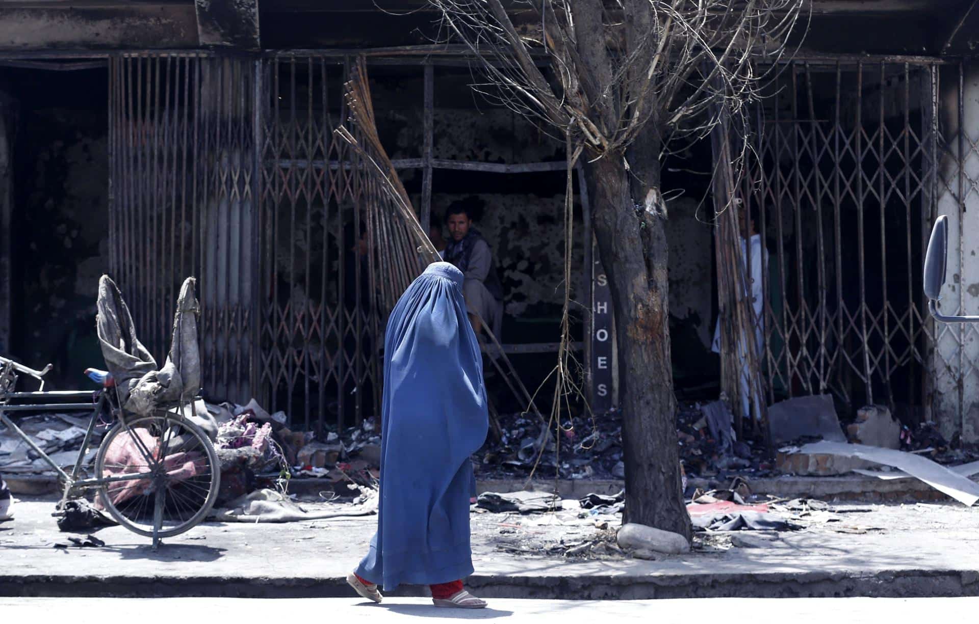 Imagen de archivo de una mujer ataviada con un burka en Kabul. EFE/Hedayatullah Amid