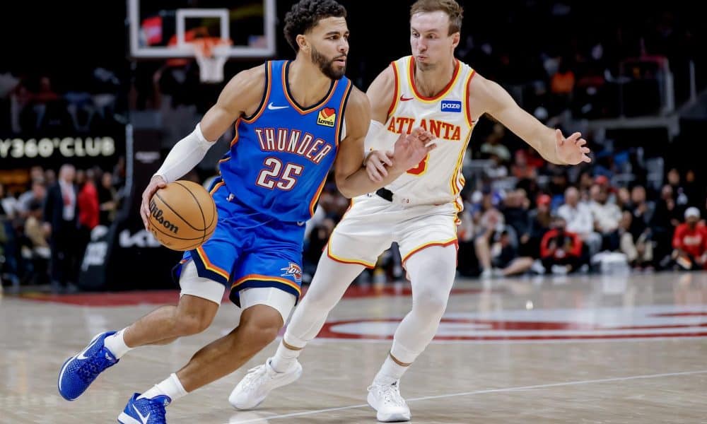 El base de Oklahoma City Thunder, Ajay Mitchell (i), en acción contra el base de Atlanta Hawks, Luke Kennard (D), durante un partido de baloncesto de la NBA este 25 de octubre de 2025. EFE/EPA/ERIK S. LESSER SHUTTERSTOCK OUT