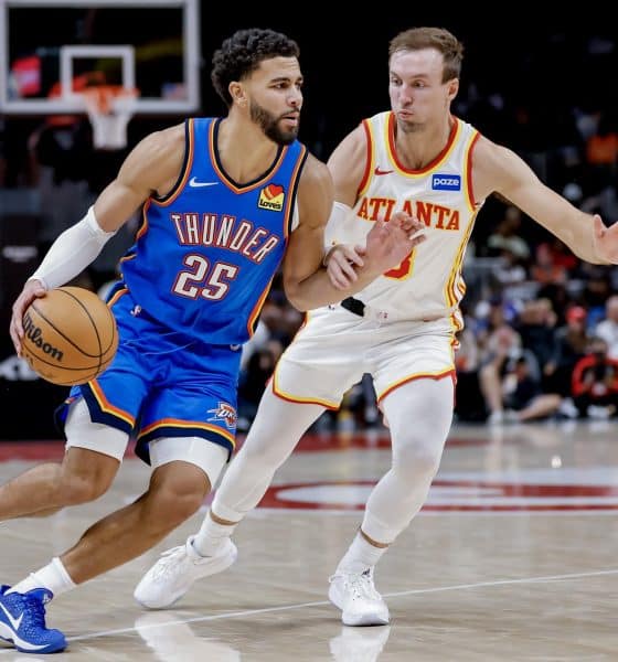 El base de Oklahoma City Thunder, Ajay Mitchell (i), en acción contra el base de Atlanta Hawks, Luke Kennard (D), durante un partido de baloncesto de la NBA este 25 de octubre de 2025. EFE/EPA/ERIK S. LESSER SHUTTERSTOCK OUT