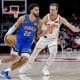 El base de Oklahoma City Thunder, Ajay Mitchell (i), en acción contra el base de Atlanta Hawks, Luke Kennard (D), durante un partido de baloncesto de la NBA este 25 de octubre de 2025. EFE/EPA/ERIK S. LESSER SHUTTERSTOCK OUT