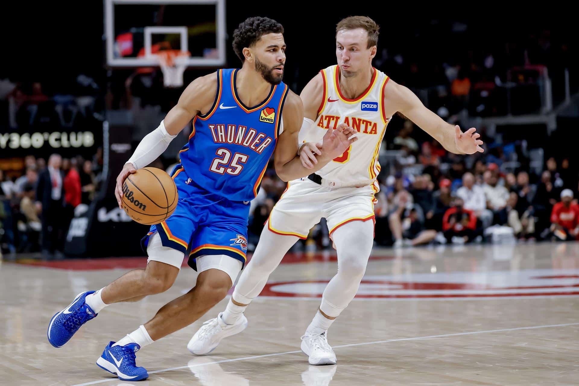 El base de Oklahoma City Thunder, Ajay Mitchell (i), en acción contra el base de Atlanta Hawks, Luke Kennard (D), durante un partido de baloncesto de la NBA este 25 de octubre de 2025. EFE/EPA/ERIK S. LESSER SHUTTERSTOCK OUT