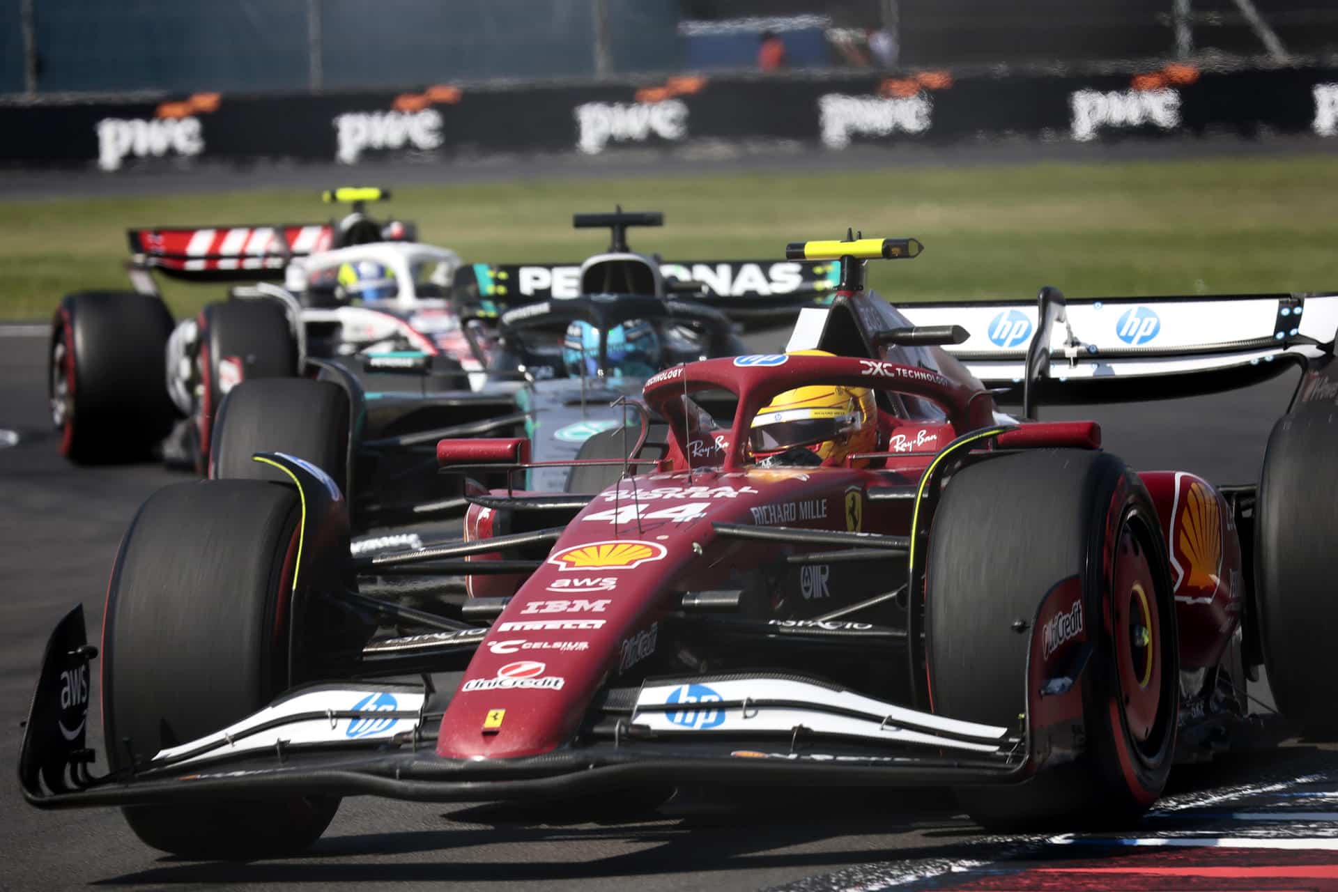 El británico Lewis Hamilton de Ferrari, compite en el Gran Premio de México de la Fórmula Uno este domingo, en el Autódromo Hermanos Rodríguez en Ciudad de México (México). EFE/ José Méndez