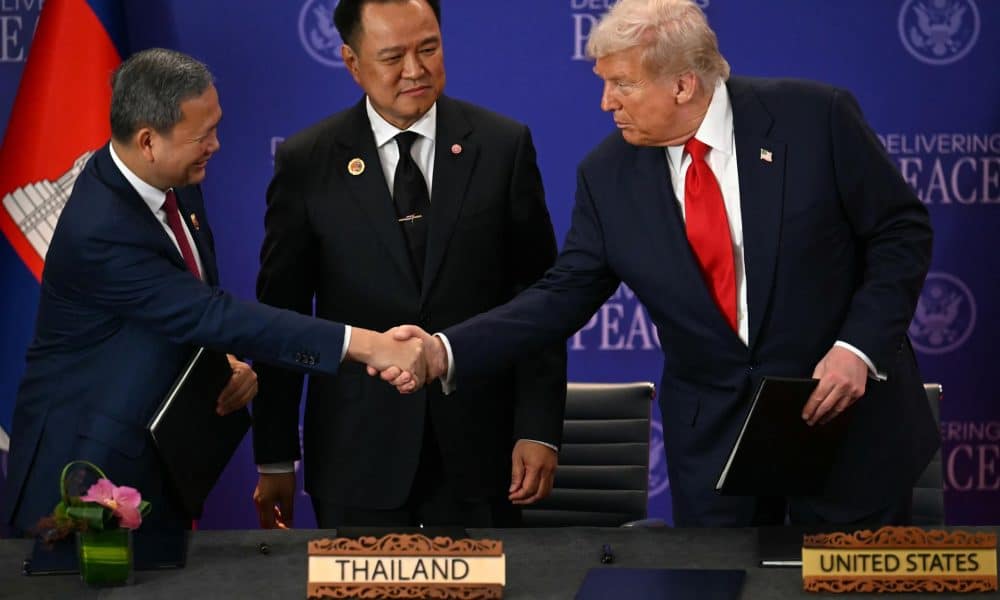 El presidente de Estados Unidos, Donald Trump (d), estrecha la mano del primer ministro de Camboya, Hun Manet (i), ante la mirada del primer ministro de Tailandia, Anutin Charnvirakul (c), tras la firma de paz de las dos naciones asiáticas este domingo en un acto en Malasia.
EFE/EPA/MOHD RASFAN / POOL