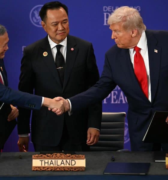 El presidente de Estados Unidos, Donald Trump (d), estrecha la mano del primer ministro de Camboya, Hun Manet (i), ante la mirada del primer ministro de Tailandia, Anutin Charnvirakul (c), tras la firma de paz de las dos naciones asiáticas este domingo en un acto en Malasia.
EFE/EPA/MOHD RASFAN / POOL