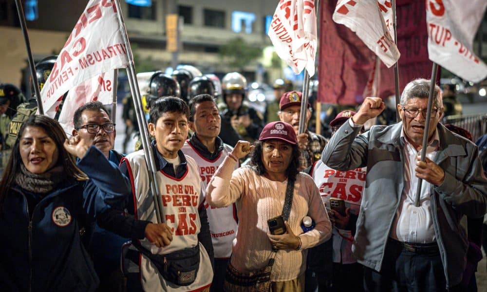Personas participan en una manifestación este jueves, en Lima (Perú). EFE/ John Reyes Mejia