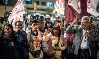 Personas participan en una manifestación este jueves, en Lima (Perú). EFE/ John Reyes Mejia