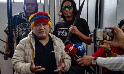 El presidente de la Conaie, Marlon Vargas, habla con periodistas este jueves, en la sede de la Confederación de Nacionalidades Indígenas de Ecuador, en Quito (Ecuador). EFE/ José Jácome