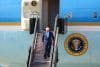 El presidente estadounidense Donald Trump baja del Air Force One en el aeropuerto de Gimhae, en la ciudad portuaria de Busan, al sureste de Corea del Sur. EFE/EPA/YONHAP