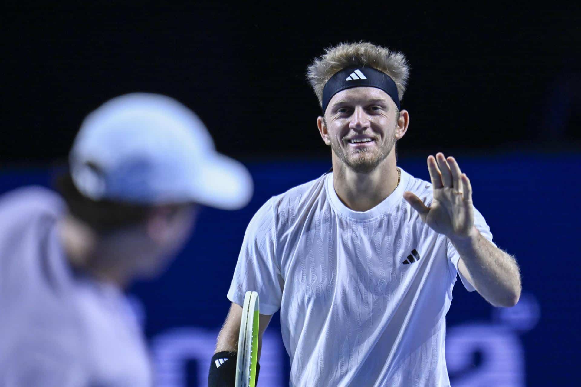 El tenista español Alejandro Davidovich Fokina reacciona durante la final del Abierto de Basiela que ha jugado ante el brasielño Joao Fonseca en el St. Jakobshalle en Basilea, Suiza. EFE/EPA/GEORGIOS KEFALAS