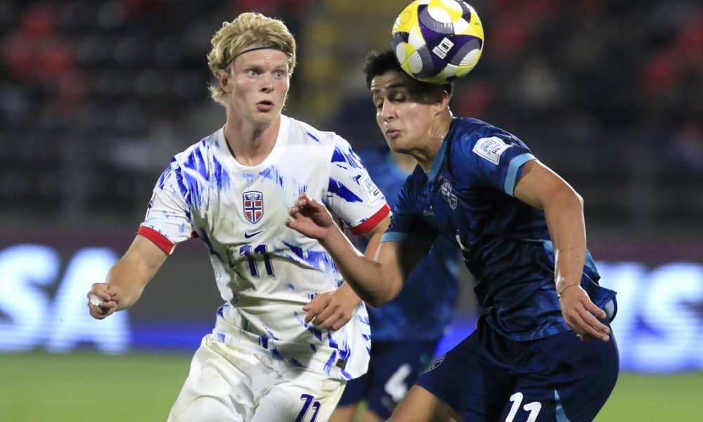 César Miño (d) de Paraguay disputa el balón con Bork Bang-Kittilsen (i) de Noruega en un partido de octavos de final de la Copa Mundial Sub-20. EFE/ Benjamín Hernández