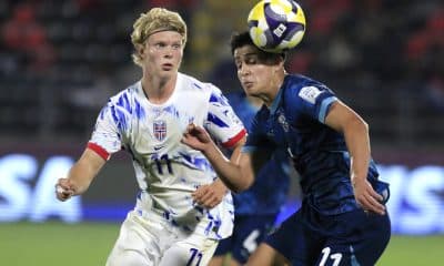 César Miño (d) de Paraguay disputa el balón con Bork Bang-Kittilsen (i) de Noruega en un partido de octavos de final de la Copa Mundial Sub-20. EFE/ Benjamín Hernández