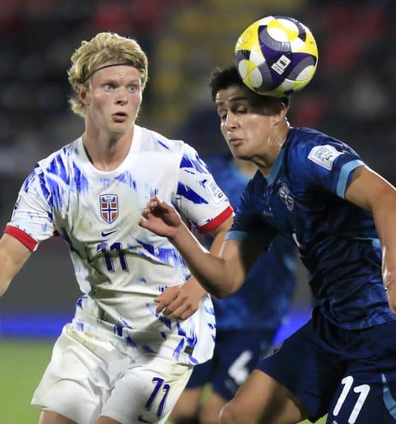 César Miño (d) de Paraguay disputa el balón con Bork Bang-Kittilsen (i) de Noruega en un partido de octavos de final de la Copa Mundial Sub-20. EFE/ Benjamín Hernández