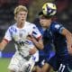 César Miño (d) de Paraguay disputa el balón con Bork Bang-Kittilsen (i) de Noruega en un partido de octavos de final de la Copa Mundial Sub-20. EFE/ Benjamín Hernández