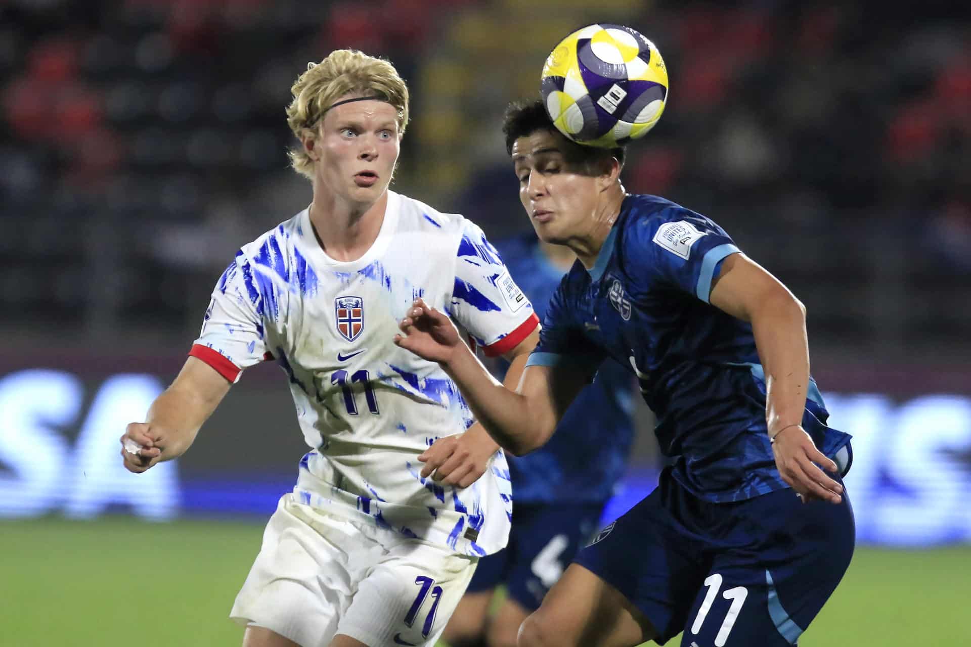 César Miño (d) de Paraguay disputa el balón con Bork Bang-Kittilsen (i) de Noruega en un partido de octavos de final de la Copa Mundial Sub-20. EFE/ Benjamín Hernández