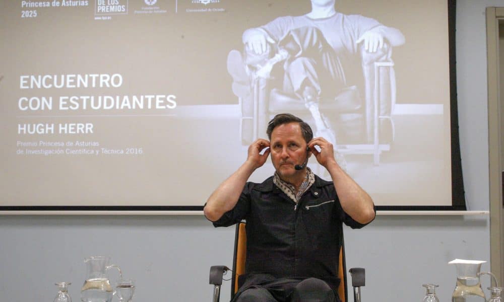 El ingeniero estadounidense Hugh Herr, Premio Princesa de Asturias de Investigación Científica y Técnica 2016, mantiene un encuentro con estudiantes de la Escuela Politécnica de Gijón, este jueves. EFE/Juan González.