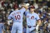 El receptor de Philadelphia Phillies J.T. Realmuto (i) es recibido por su compañero Max Kepler (d) tras conectar un jonrón este miércoles durante el tercer juego al mejor de cinco de la Serie Divisional de la Liga Nacional de las Grandes Ligas (MLB) contra Los Angeles Dodgers en Los Ángeles (California). EFE/EPA/ALLISON DINNER