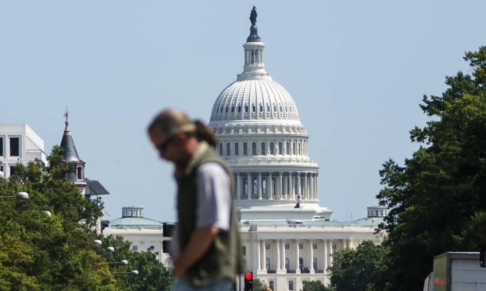 Foto de archivo que muestra a un transeúnte cruzando la avenida Pensilvania frente al Capitolio de los Estados Unidos, en Washington D. C. EFE/EPA/WILL OLIVER