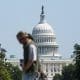Foto de archivo que muestra a un transeúnte cruzando la avenida Pensilvania frente al Capitolio de los Estados Unidos, en Washington D. C. EFE/EPA/WILL OLIVER