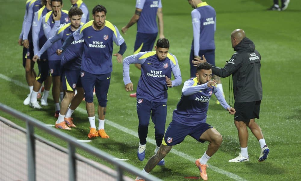 Los jugadores del Atlético de Madrid, durante el entrenamiento. EFE / Victor Lerena.