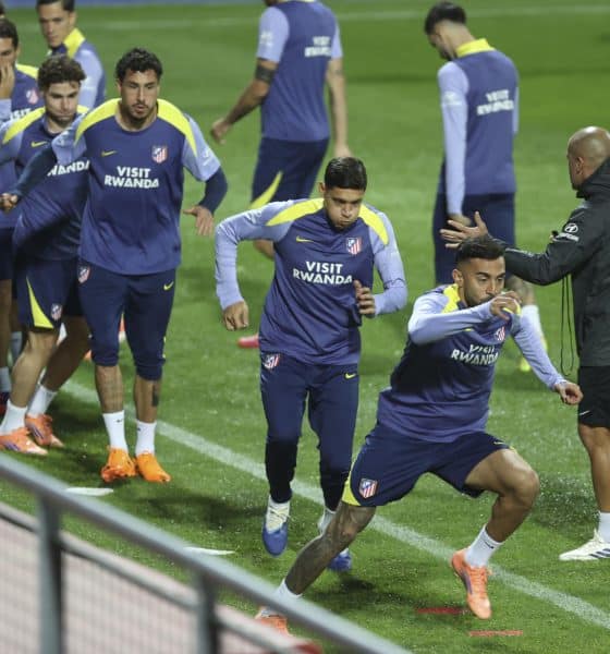 Los jugadores del Atlético de Madrid, durante el entrenamiento. EFE / Victor Lerena.