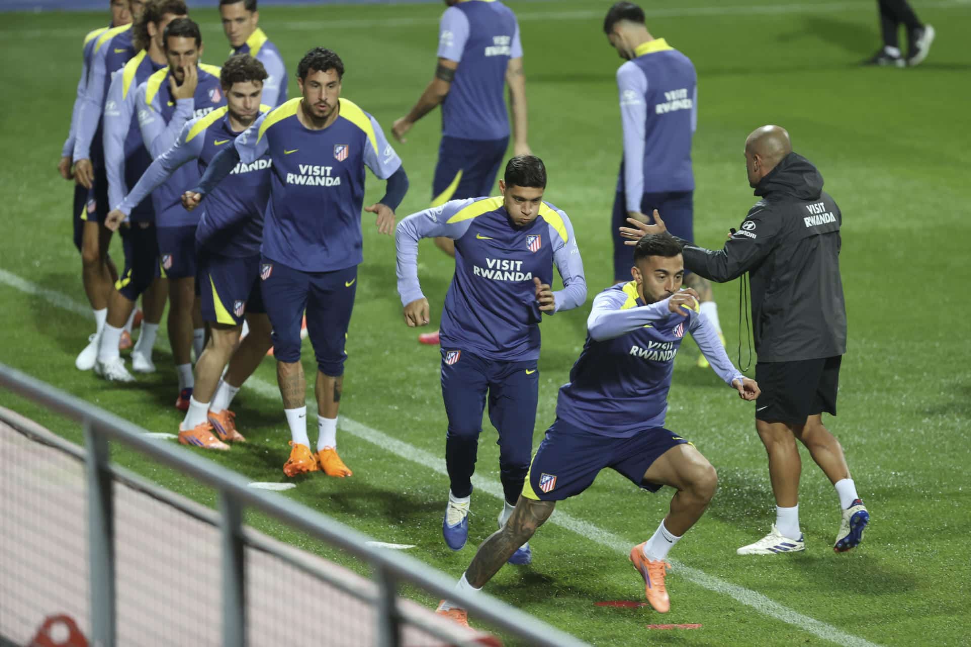 Los jugadores del Atlético de Madrid, durante el entrenamiento. EFE / Victor Lerena.