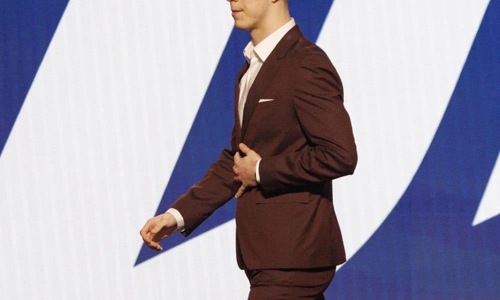 Fotografía tomada al jugador de baloncesto serbio Nikola Topic el 26 de junio de 2024, cuando fue seleccionado por el Oklahoma City Thunder durante el Draft de la NBA. Un año después al base se le ha diagnosticado un cáncer testicular. EFE/EPA/SARAH YENESEL SHUTTERSTOCK OUT