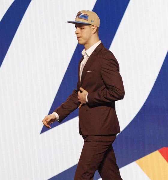 Fotografía tomada al jugador de baloncesto serbio Nikola Topic el 26 de junio de 2024, cuando fue seleccionado por el Oklahoma City Thunder durante el Draft de la NBA. Un año después al base se le ha diagnosticado un cáncer testicular. EFE/EPA/SARAH YENESEL SHUTTERSTOCK OUT